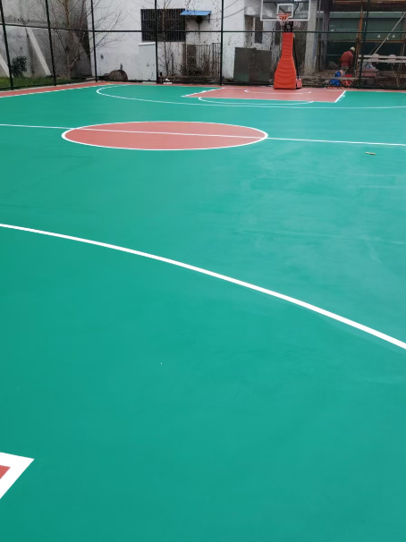 泰州 球场长期使用易出现地面开裂